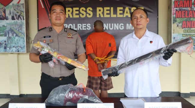 TUNJUKKAN : Kasat Reskrim AKP Agung Wijaya Kusuma, S.I.K., M.H, didampingi Kasi Humas Polres Ipda Abner, S.Sos, ketika menunjukkan barang bukti yang digunakan pelaku AD untuk membunuh korban F, Senin, 25 Mei 2026.
