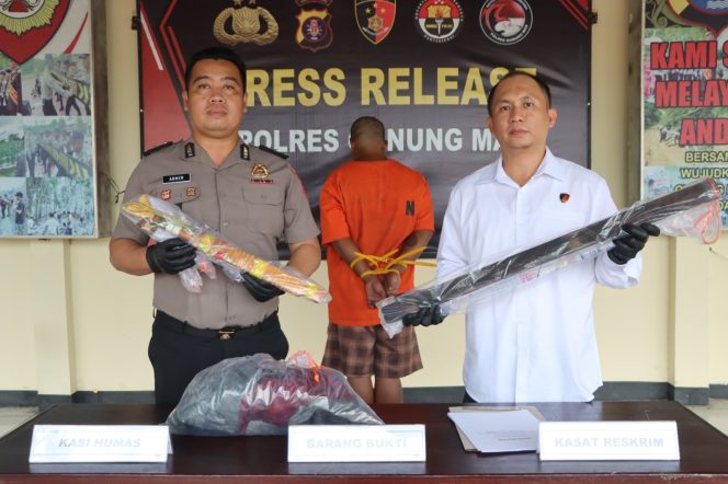 
					TUNJUKKAN : Kasat Reskrim AKP Agung Wijaya Kusuma, S.I.K., M.H, didampingi Kasi Humas Polres Ipda Abner, S.Sos, ketika menunjukkan barang bukti yang digunakan pelaku AD untuk membunuh korban F, Senin, 25 Mei 2026.