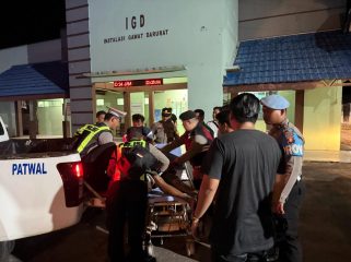 EVAKUASI : Suasana evakuasi korba laka lantas tunggal ke RSUD Kuala Kurun, Senin, 25 Mei 2026 malam.