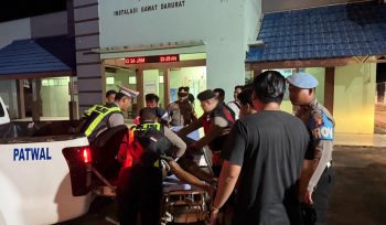 EVAKUASI : Suasana evakuasi korba laka lantas tunggal ke RSUD Kuala Kurun, Senin, 25 Mei 2026 malam.