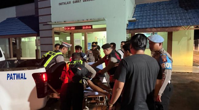 EVAKUASI : Suasana evakuasi korba laka lantas tunggal ke RSUD Kuala Kurun, Senin, 25 Mei 2026 malam.