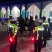 BERBINCANG : Personel Satlantas Polres Gumas ketika berbincang dengan pengurus masjid di sela-sela pelaksanaan patroli, Selasa, 26 Mei 2026 malam.