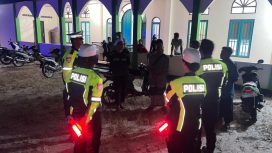 BERBINCANG : Personel Satlantas Polres Gumas ketika berbincang dengan pengurus masjid di sela-sela pelaksanaan patroli, Selasa, 26 Mei 2026 malam.