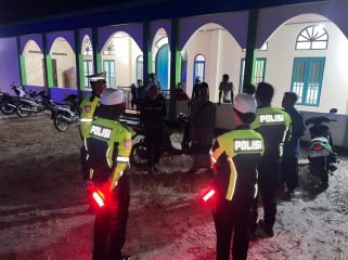 BERBINCANG : Personel Satlantas Polres Gumas ketika berbincang dengan pengurus masjid di sela-sela pelaksanaan patroli, Selasa, 26 Mei 2026 malam.
