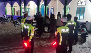 BERBINCANG : Personel Satlantas Polres Gumas ketika berbincang dengan pengurus masjid di sela-sela pelaksanaan patroli, Selasa, 26 Mei 2026 malam.