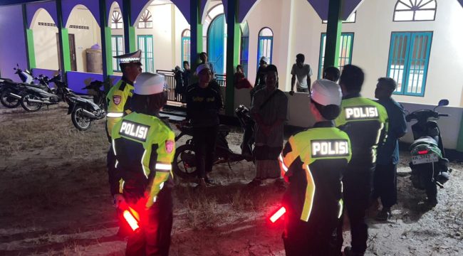 BERBINCANG : Personel Satlantas Polres Gumas ketika berbincang dengan pengurus masjid di sela-sela pelaksanaan patroli, Selasa, 26 Mei 2026 malam.