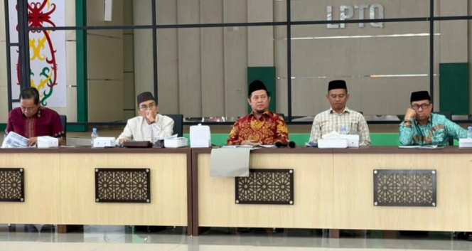 
					FOTO : Bupati Saiful, didampingi Wakil Firdau dan jajaran saat rapat koordonasi dengan pihak LPTQ Provinsi Kalteng.