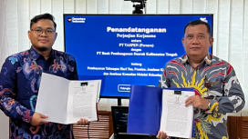 FOTO : Bank Kalteng diwakili oleh Pemimpin Cabang Utama, Empas S. Umar bersama PT Taspen (Persero) melalui Branch Manager Muchlis Herdian, Manager Keuangan Afri, dan Manager Layanan Anantian saat penandatanganan.