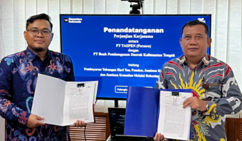 FOTO : Bank Kalteng diwakili oleh Pemimpin Cabang Utama, Empas S. Umar bersama PT Taspen (Persero) melalui Branch Manager Muchlis Herdian, Manager Keuangan Afri, dan Manager Layanan Anantian saat penandatanganan.