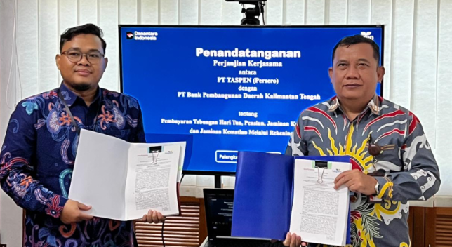 FOTO : Bank Kalteng diwakili oleh Pemimpin Cabang Utama, Empas S. Umar bersama PT Taspen (Persero) melalui Branch Manager Muchlis Herdian, Manager Keuangan Afri, dan Manager Layanan Anantian saat penandatanganan.