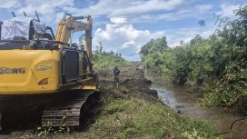 FOTO : Suasana kegiatan pembukaan badan jalan menuju Desa Tewang Baringin dengan menggunakan alat berat excavator oleh Kodim 1019 Katingan.