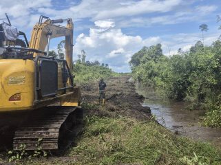 FOTO : Suasana kegiatan pembukaan badan jalan menuju Desa Tewang Baringin dengan menggunakan alat berat excavator oleh Kodim 1019 Katingan.