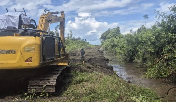 FOTO : Suasana kegiatan pembukaan badan jalan menuju Desa Tewang Baringin dengan menggunakan alat berat excavator oleh Kodim 1019 Katingan.