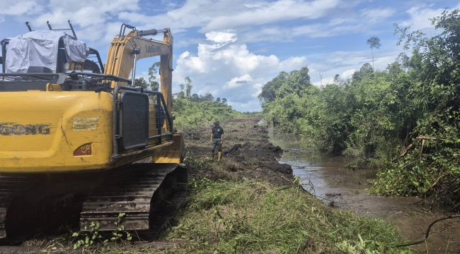 FOTO : Suasana kegiatan pembukaan badan jalan menuju Desa Tewang Baringin dengan menggunakan alat berat excavator oleh Kodim 1019 Katingan.