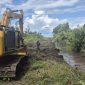 FOTO : Suasana kegiatan pembukaan badan jalan menuju Desa Tewang Baringin dengan menggunakan alat berat excavator oleh Kodim 1019 Katingan.