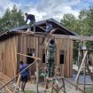 FOTO : Suasana pembangunan rumah dilakukan secara gotong royong dengan melibatkan personel TNI bersama masyarakat desa.
