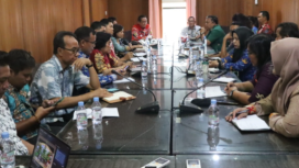 FOTO : Sekda Katingan didampingi Asisten II dan jajaran saat pelaksanaan rapat, di ruang rapat Sekda setempat.