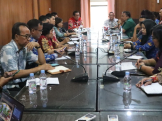 FOTO : Sekda Katingan didampingi Asisten II dan jajaran saat pelaksanaan rapat, di ruang rapat Sekda setempat.