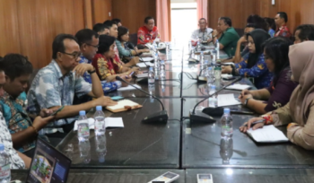 FOTO : Sekda Katingan didampingi Asisten II dan jajaran saat pelaksanaan rapat, di ruang rapat Sekda setempat.
