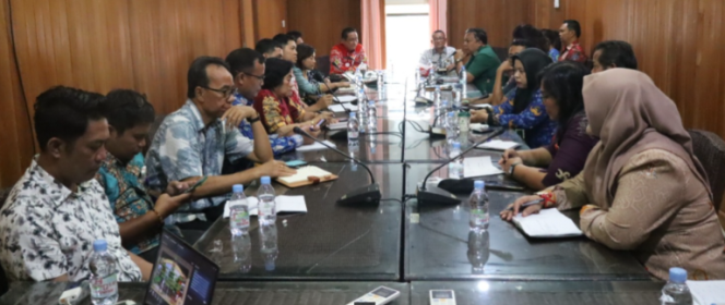 
					FOTO : Sekda Katingan didampingi Asisten II dan jajaran saat pelaksanaan rapat, di ruang rapat Sekda setempat.