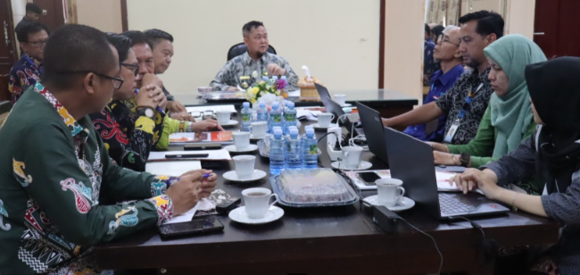 FOTO : Bupati Katingan, Saiful, bersama sejumlah perangkat daerah dan pihak terkait pada rapat pembahasan lokasi pembangunan SNT.
