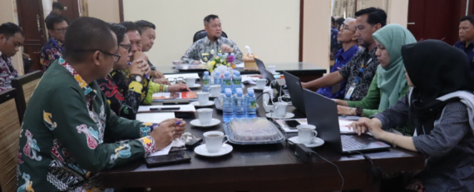 
					FOTO : Bupati Katingan, Saiful, bersama sejumlah perangkat daerah dan pihak terkait pada rapat pembahasan lokasi pembangunan SNT.