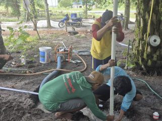 FOTO : Personel Kodim 1019/Katingan bersama tukang sumur bor terus mempercepat pembangunan fasilitas air bersih dalam Program TMMD Imbangan.
