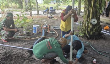 FOTO : Personel Kodim 1019/Katingan bersama tukang sumur bor terus mempercepat pembangunan fasilitas air bersih dalam Program TMMD Imbangan.
