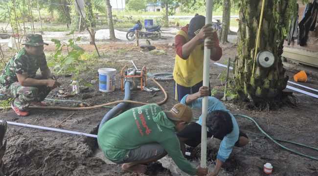 FOTO : Personel Kodim 1019/Katingan bersama tukang sumur bor terus mempercepat pembangunan fasilitas air bersih dalam Program TMMD Imbangan.
