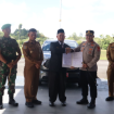 FOTO : Bupati Saiful, didampingi Wakil Firdaus, dan jajaran bersama Kodim 1019 Katingan saat menyerahkan Kendaraan Operasional ke Kapolres Katingan AKBP Dodik Hartono.