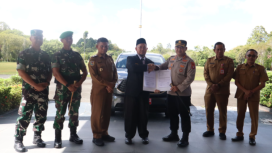 FOTO : Bupati Saiful, didampingi Wakil Firdaus, dan jajaran bersama Kodim 1019 Katingan saat menyerahkan Kendaraan Operasional ke Kapolres Katingan AKBP Dodik Hartono.