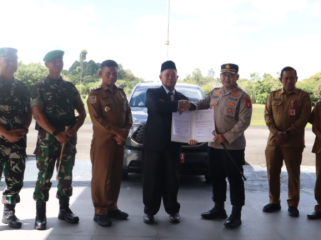 FOTO : Bupati Saiful, didampingi Wakil Firdaus, dan jajaran bersama Kodim 1019 Katingan saat menyerahkan Kendaraan Operasional ke Kapolres Katingan AKBP Dodik Hartono.