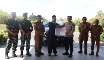 FOTO : Bupati Saiful, didampingi Wakil Firdaus, dan jajaran bersama Kodim 1019 Katingan saat menyerahkan Kendaraan Operasional ke Kapolres Katingan AKBP Dodik Hartono.
