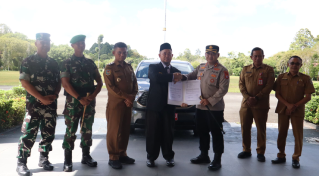 FOTO : Bupati Saiful, didampingi Wakil Firdaus, dan jajaran bersama Kodim 1019 Katingan saat menyerahkan Kendaraan Operasional ke Kapolres Katingan AKBP Dodik Hartono.