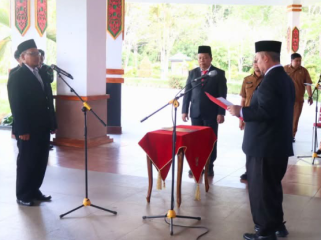 FOTO : Bupati Katingan saat melantik Subagio sebagai Pj Direktur PDAM Kasongan.
