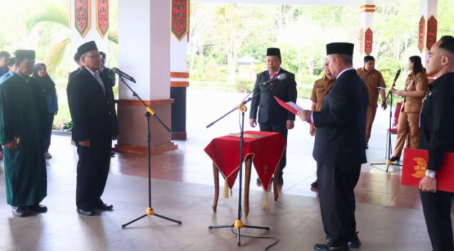 FOTO : Bupati Katingan saat melantik Subagio sebagai Pj Direktur PDAM Kasongan.

