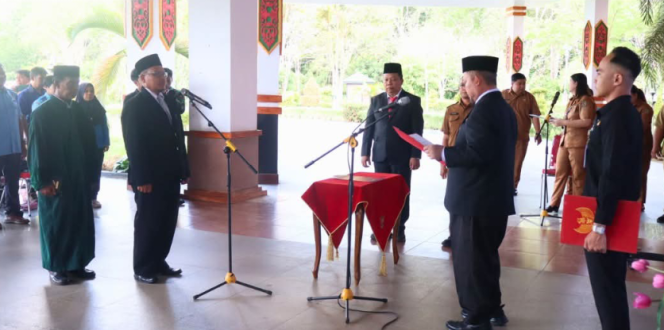 
					FOTO : Bupati Katingan saat melantik Subagio sebagai Pj Direktur PDAM Kasongan.
