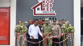 FOTO : Dandim 1019 Katingan didampingi Ketua DPRD Katingan dan unsur Forkopimda saat pelaksanaan peresmian operasional KDMP di Desa Hampalit.