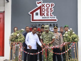 FOTO : Dandim 1019 Katingan didampingi Ketua DPRD Katingan dan unsur Forkopimda saat pelaksanaan peresmian operasional KDMP di Desa Hampalit.