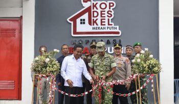 FOTO : Dandim 1019 Katingan didampingi Ketua DPRD Katingan dan unsur Forkopimda saat pelaksanaan peresmian operasional KDMP di Desa Hampalit.