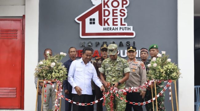 FOTO : Dandim 1019 Katingan didampingi Ketua DPRD Katingan dan unsur Forkopimda saat pelaksanaan peresmian operasional KDMP di Desa Hampalit.