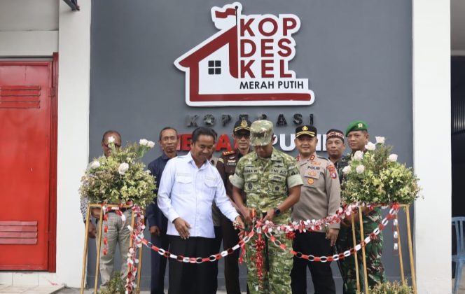 
					FOTO : Dandim 1019 Katingan didampingi Ketua DPRD Katingan dan unsur Forkopimda saat pelaksanaan peresmian operasional KDMP di Desa Hampalit.