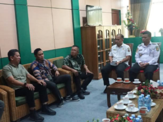 FOTO : Wakil Bupati dan jajaran saat menerima audiensi dari pihak Bank Mandiri, di ruang kerja.