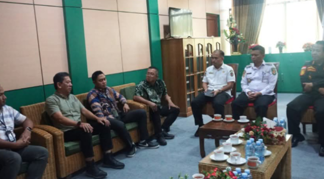 FOTO : Wakil Bupati dan jajaran saat menerima audiensi dari pihak Bank Mandiri, di ruang kerja.