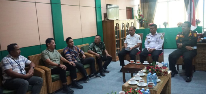 
					FOTO : Wakil Bupati dan jajaran saat menerima audiensi dari pihak Bank Mandiri, di ruang kerja.