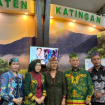 FOTO : Bupati Saiful, bersama jajaran dan tamu saat tinjau stand Pemkab Katingan di Kalteng Expo.