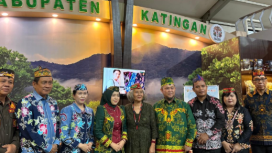FOTO : Bupati Saiful, bersama jajaran dan tamu saat tinjau stand Pemkab Katingan di Kalteng Expo.