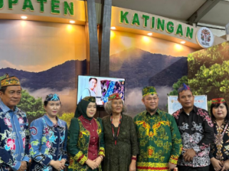 FOTO : Bupati Saiful, bersama jajaran dan tamu saat tinjau stand Pemkab Katingan di Kalteng Expo.