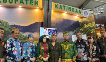 FOTO : Bupati Saiful, bersama jajaran dan tamu saat tinjau stand Pemkab Katingan di Kalteng Expo.