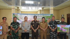 FOTO : Wabup Firdaus, saat menyerahkan bantuan Alsintan secara simbolis.